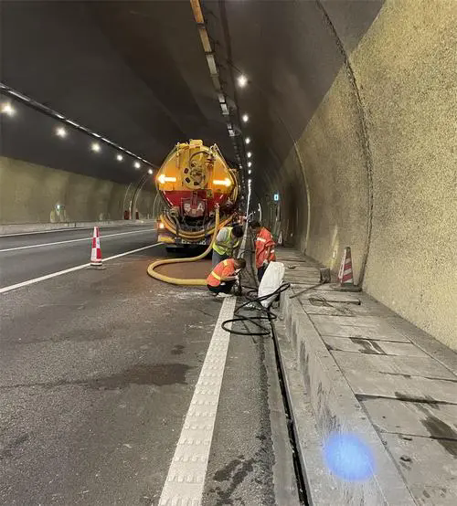 岚皋隧道排水渠清淤